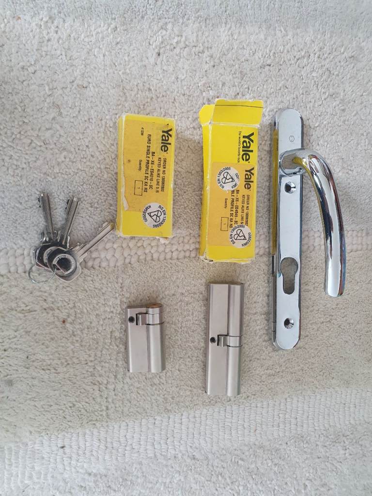 Bi fold door handles and locking handle c/w locks 