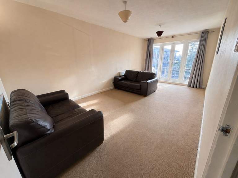 ONE BEDROOM FLAT FOR RENT NEAR WOKING TOWN CENTRE