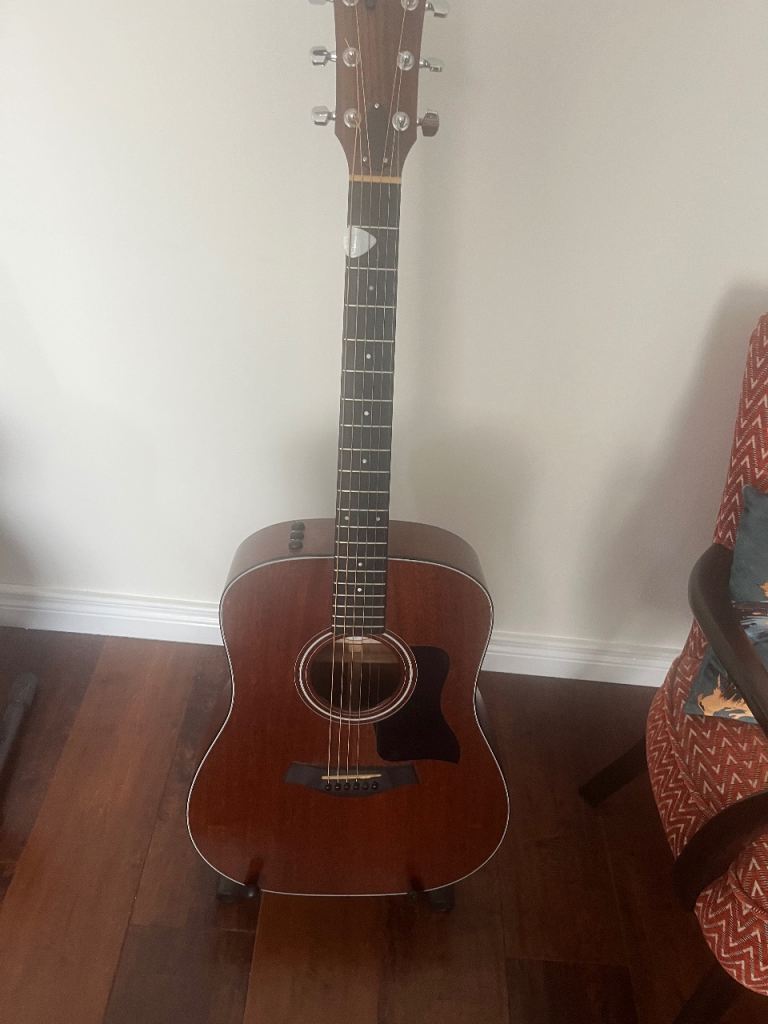 Taylor 320e and de luxe Taylor hard case