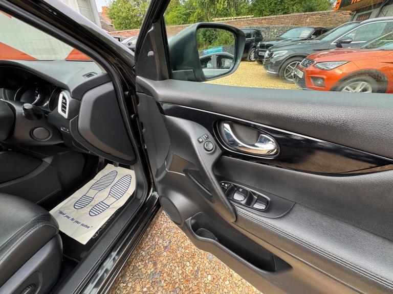 2015 Nissan Qashqai 1.6 DIG-T Tekna 2WD Euro 6 (s/s) 5dr HATCHBACK Petrol Manual
