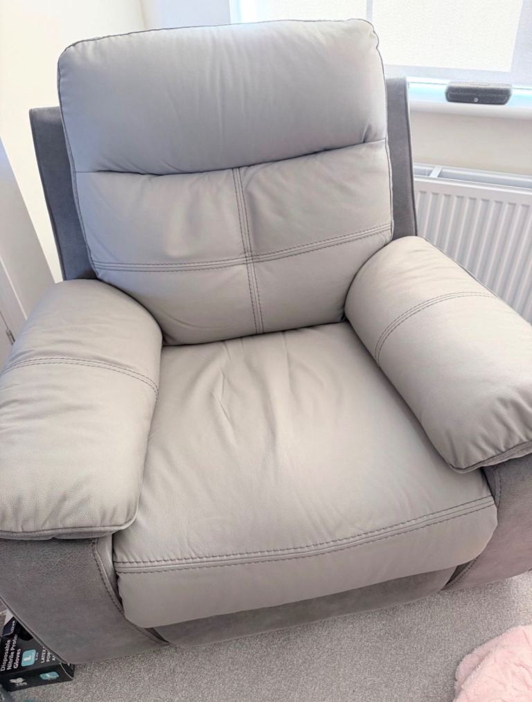 3x recliner armchairs 