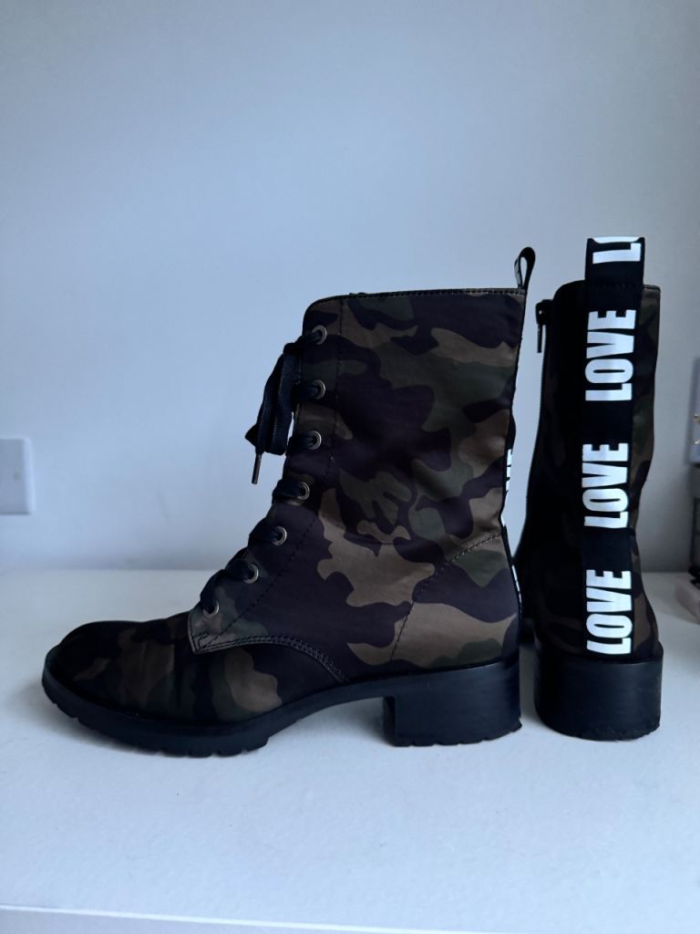 Ankle boots with laces 