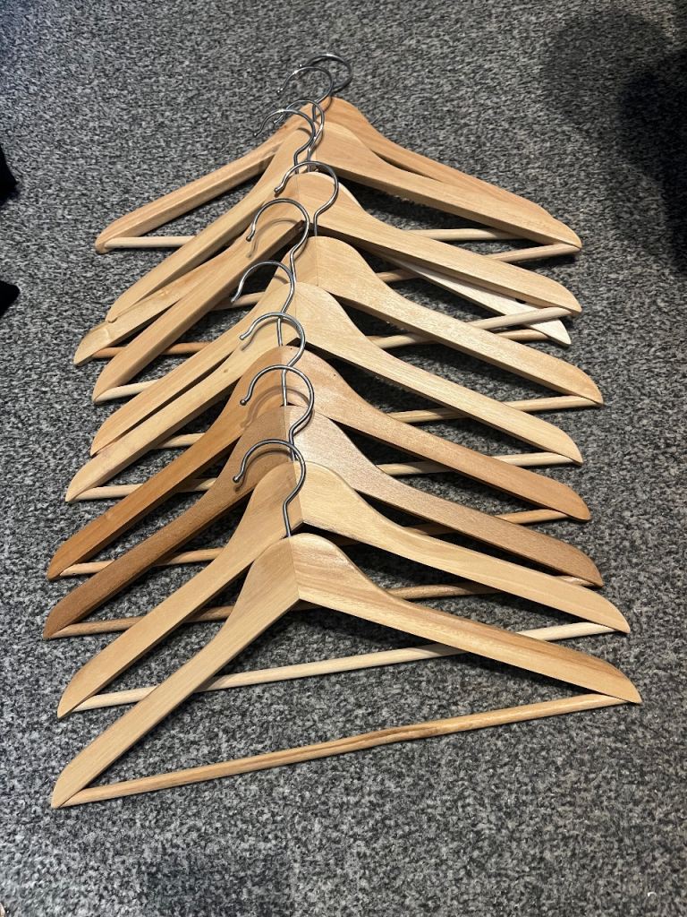 PACK OF 10 WOODEN COAT HANGERS 
