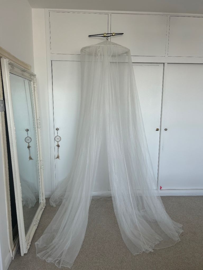 White Fabric Children's Bed Canopy / Mosquito Net in Good Condition
