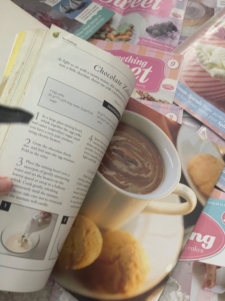 Large bundle of cake making / decorating items 