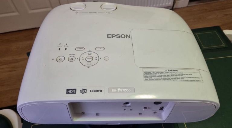 EPSON PROJECTOR (BRAND NEW BOXED BULB AND WARRENTY)