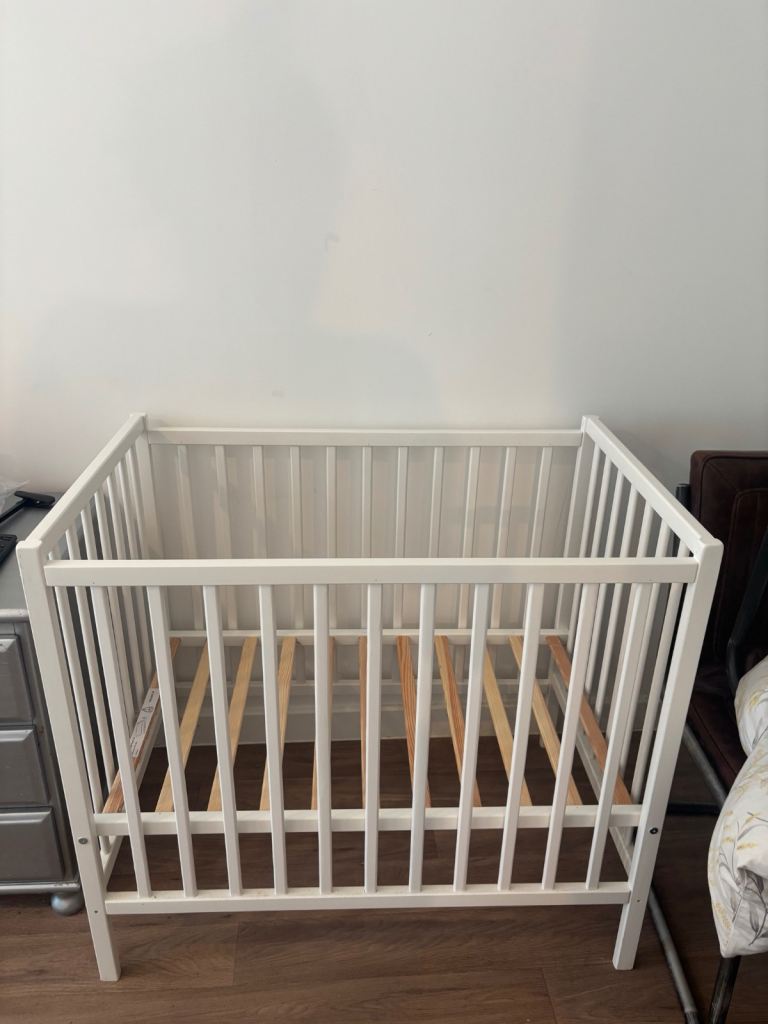 Little Acorns Piccolo Space Saver Cot – White, Good Condition