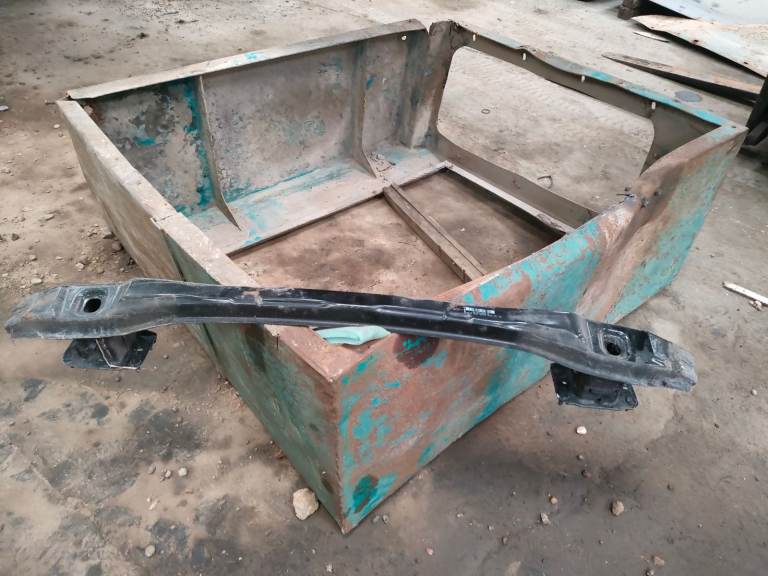 Mercedes rear cross member 