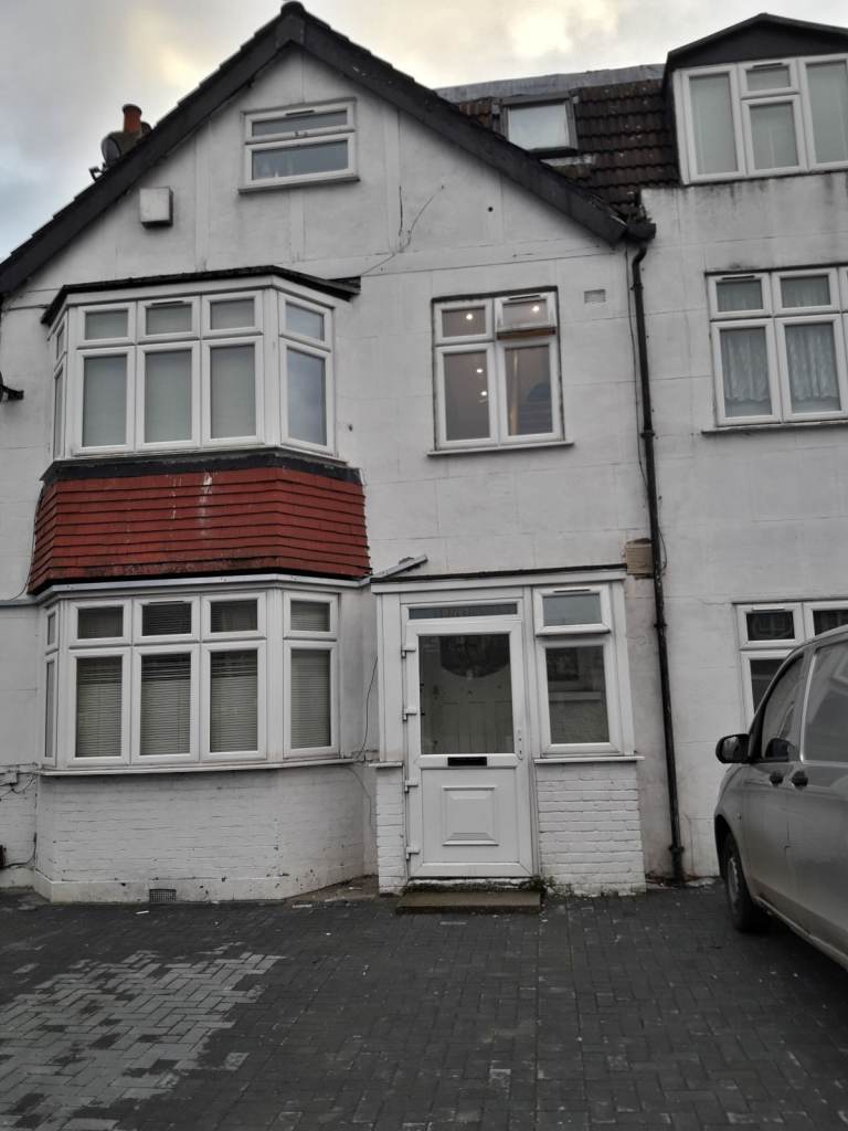 DSS GFL 2BEDROOM FLAT 10MIN RAYNES PK BR THEN 20 MIN WATERLOO OK PARENT&2KID,GOOD SCHOOLS
