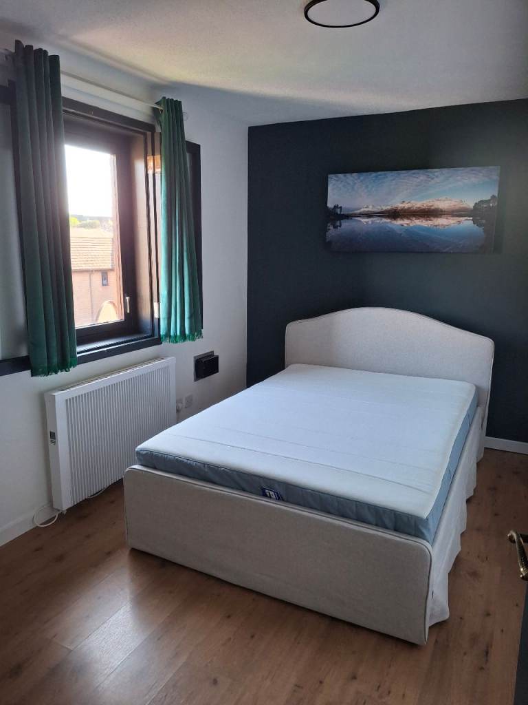 Furnished 2 bedroom flat to rent in Leith Edinburgh with parking