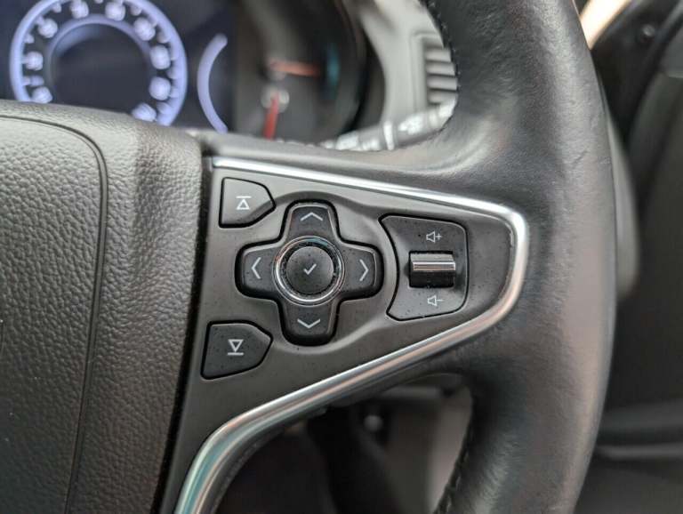 2016 Vauxhall Insignia 2.0 CDTi Elite Nav Hatchback 5dr Diesel Auto Euro 6 (170 ps) - PARKING SEN...