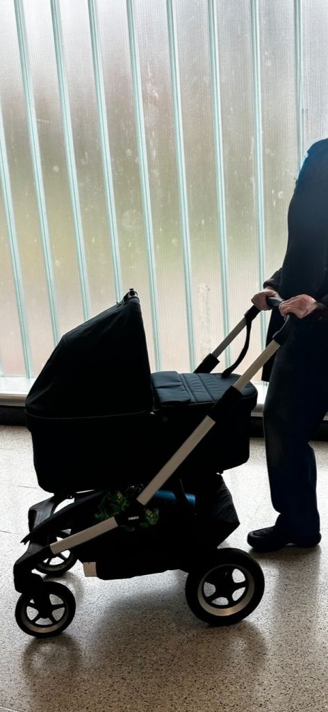 Thule sleek pram with bassinet + Maxi-Cosi Rock infant car seat and base 