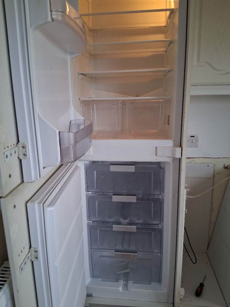 Integrated fridge freezer 