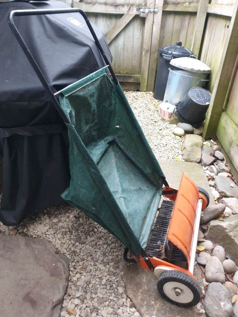 Garden leaf sweeper