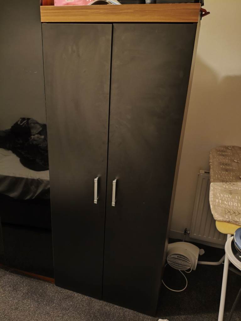 Black 2 Door Wardrobe in Great Condition + 5 Free Wooden Hangers/Sale