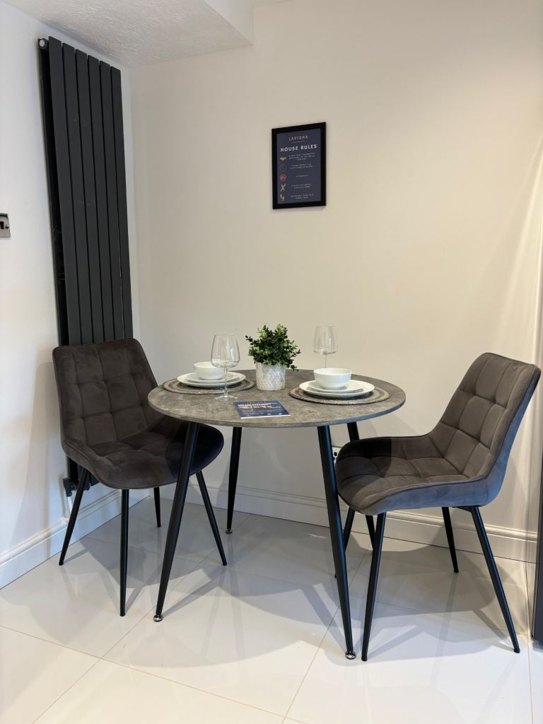 STUNNING FULLY FURNISHED 3 BED + FREE PARKING (Contractors & Professionals) - All Bills Included 