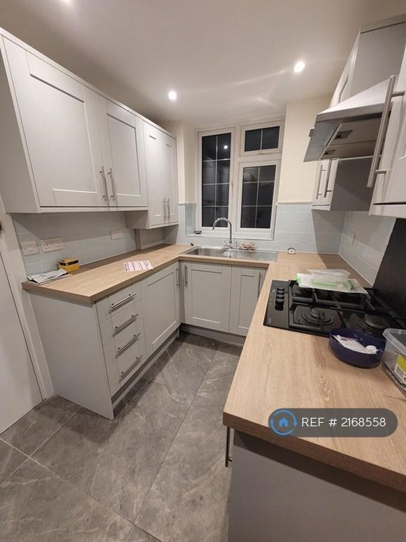 1 bedroom flat in Lannas Lane, Esher, KT10 (1 bed) (#2168558)