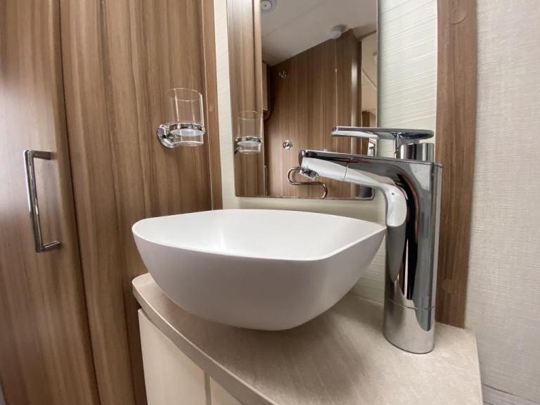 2017 LUNAR CLUBMAN ES LUXURY TOURING CARAVAN