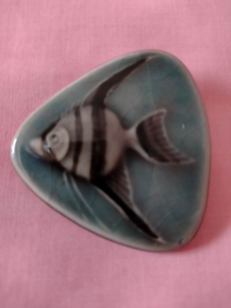 Vintage 1970's Porcelain Fish Brooch in good undamaged condition, see the details!