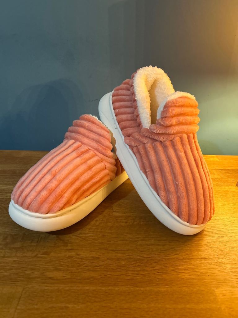 image for Misolin women’s slippers size 5