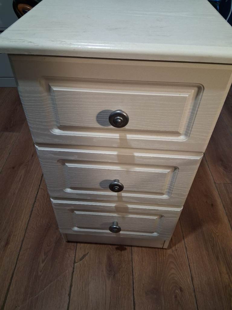 White 3 Drawer Bedside Cabinet / Storage Unit Chest of Drawers.