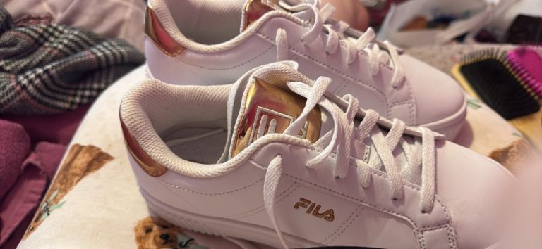 These are Fila Panache trainers in white and gold. Good condition!