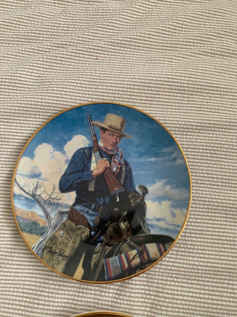 Beautiful John Wayne collectors plates (11)