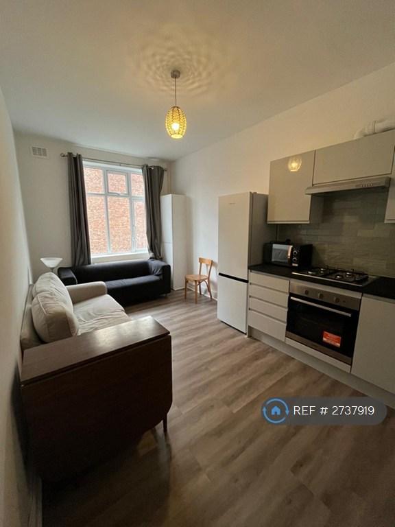 3 bedroom flat in Seven Sisters Road, London, N4 (3 bed) (#2737919)