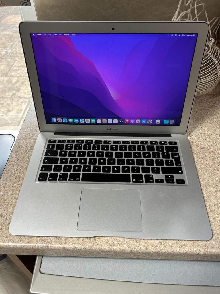 MacBook Air 13” Intel Core i5 8GB RAM 256GB SSD