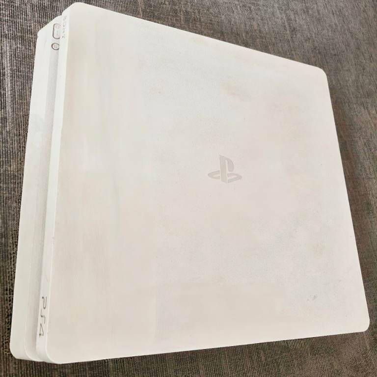 Playstation 4 Slim White 1TB + 2 controllers + 7 game titles