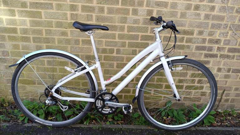 Lightweight Aluminium Spezialized Globe Hybrid bike in good condition with mudguards