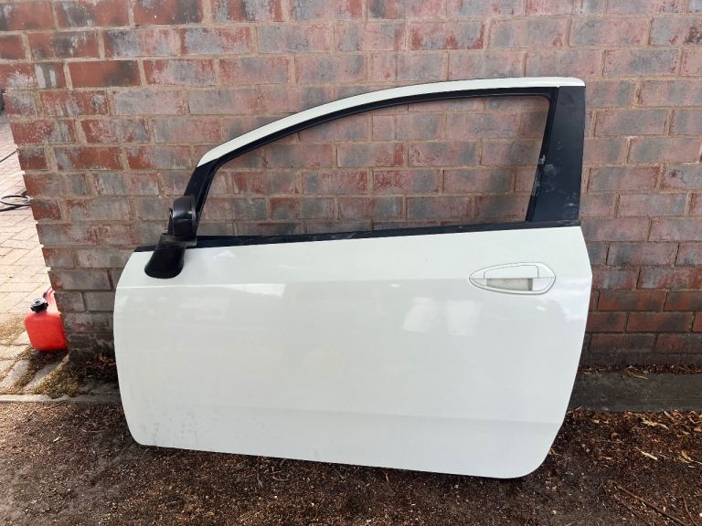 2014 Fiat punto driver side door
