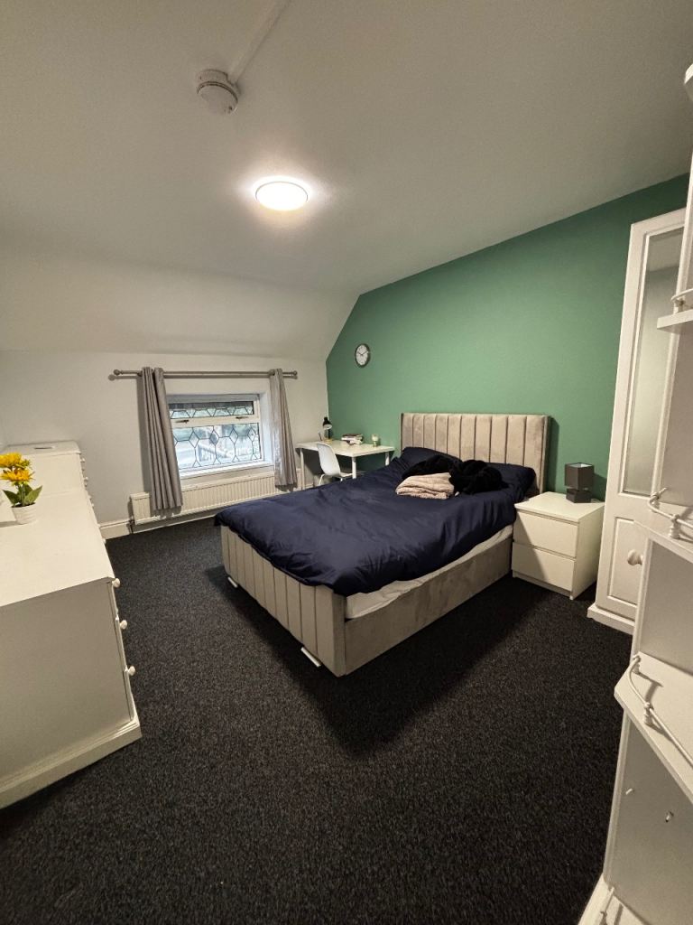 1 Double Room Right Next to Northern General Hospital