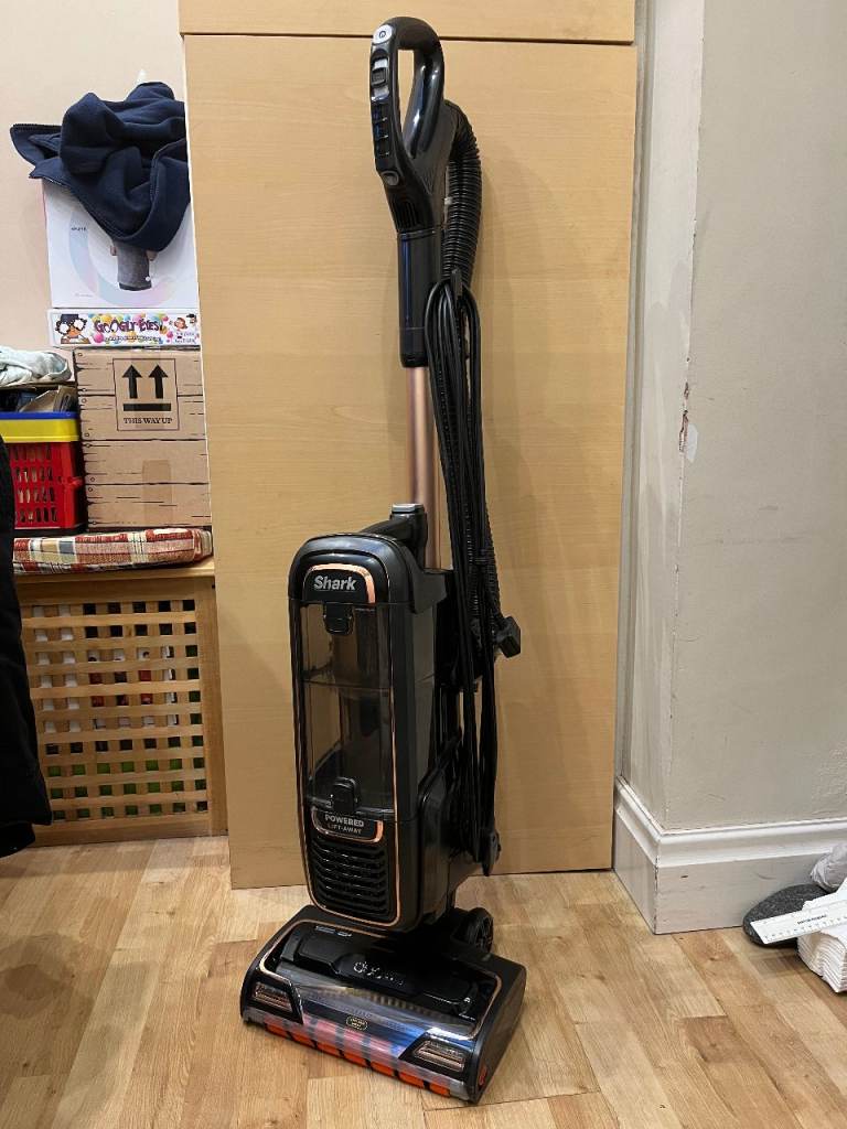 VGC : Shark AZ950UKT Anti Hair Wrap / Pet Upright Vacuum Cleaner in CARDIFF