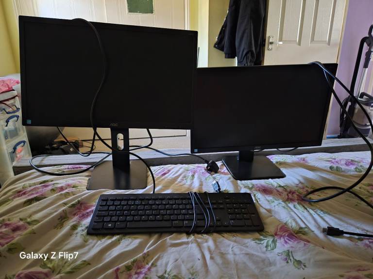 Screens and keyboard 