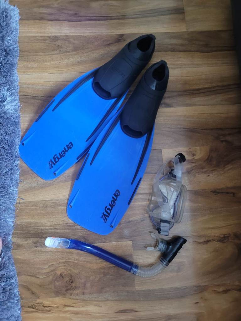 Free flippers & snorkeling set