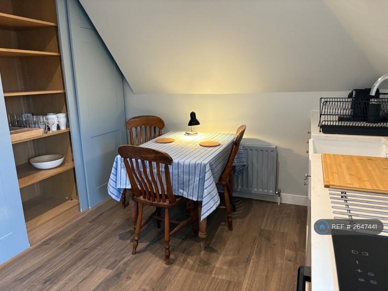 2 bedroom flat in Rose Hill, Dorking, RH4 (2 bed) (#2647441)