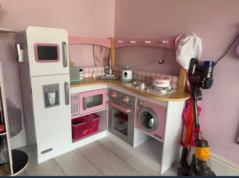 Kids kitchen and accessories 