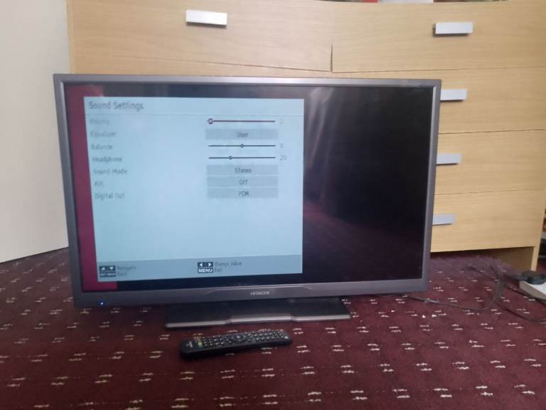Hitachi 32 inch hd slim lightweight Freeview TV with remote 