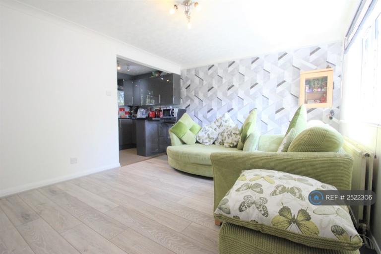 2 bedroom flat in Padcroft Road, West Drayton, UB7 (2 bed) (#2522306)