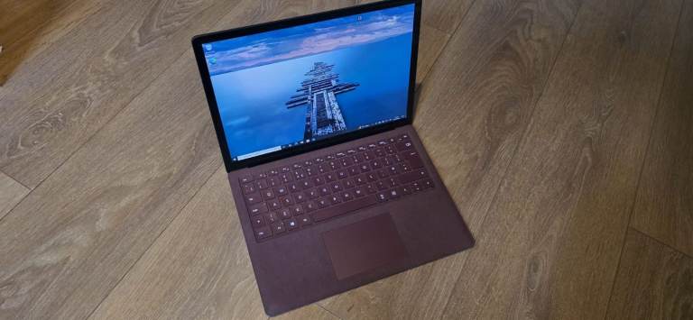 Microsoft Surface Laptop touchscreen Intel Quad core i7 8th gen pro in Burgundy
