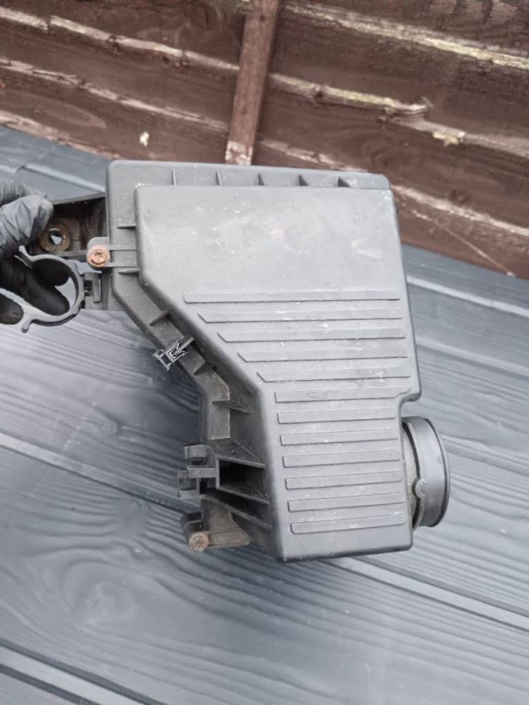 Mini R50/ R52 air filter box, all clips intact for getrag gearbox, good working condition 