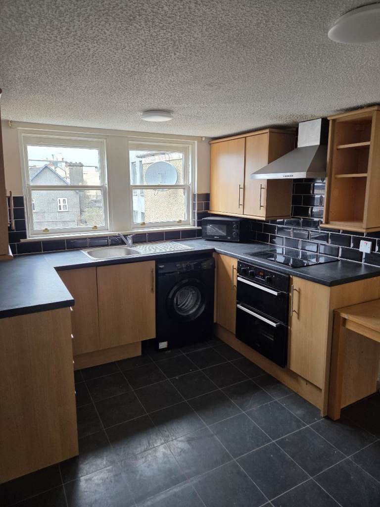 2 bedroom flat off Glasgow Road 