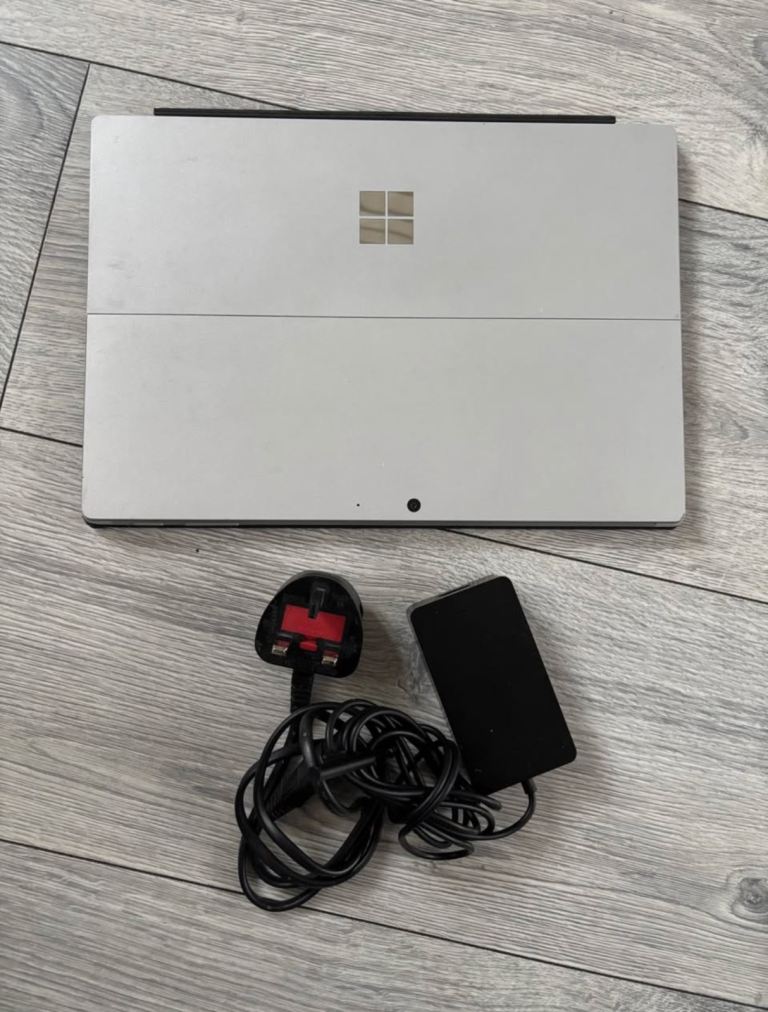 Microsoft Surface Pro 7 (Core i5-1035G4 / 8GB Ram) *CRACKED*