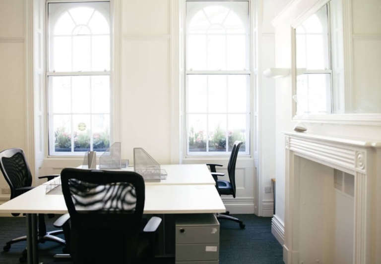 *London Bridge* Private Serviced Offices: Units from 4 to 60 desks - Boutique Building