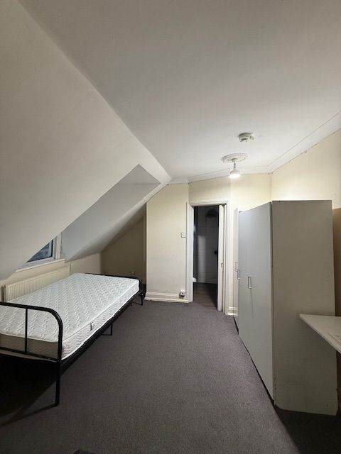 1 spacious en-suite room left! All other rooms are now taken!