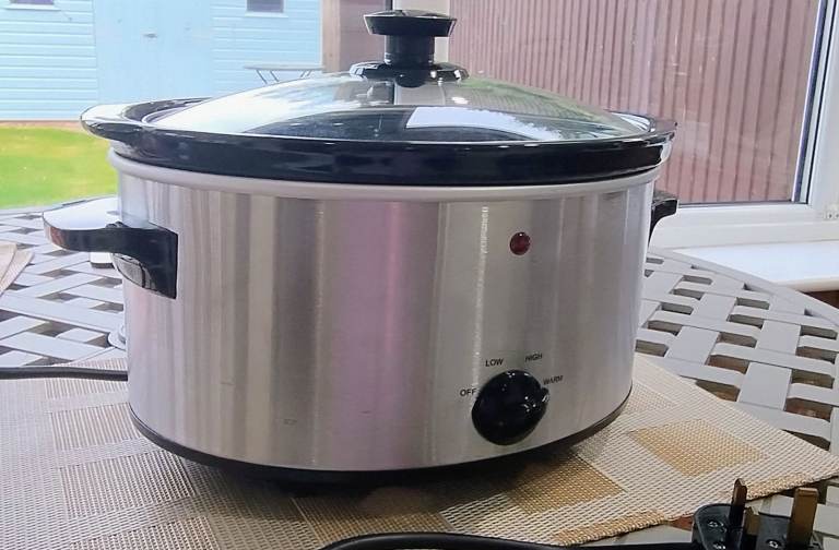 3.3 litre Slow Cooker with Glass Lid – NEVER used, as new.