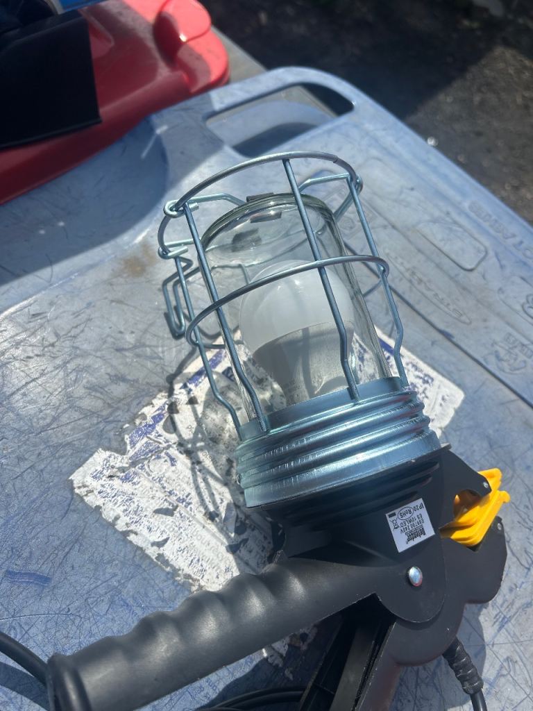LED gripper lamp with plug. 