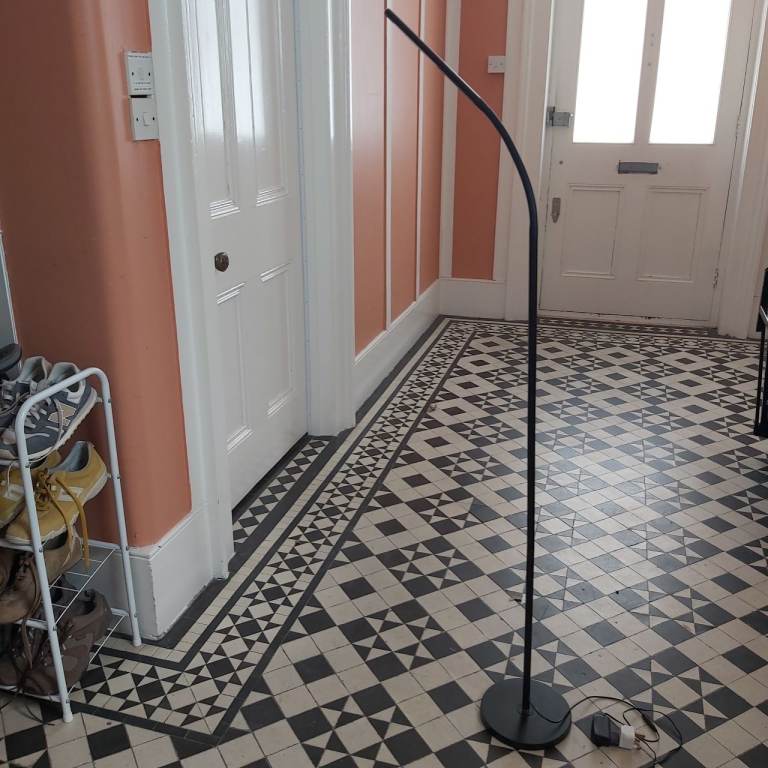 Modern Black Floor Lamp – Good Condition