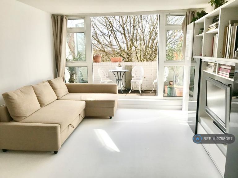 1 bedroom flat in Crabtree Lane, London, SW6 (1 bed) (#2788057)